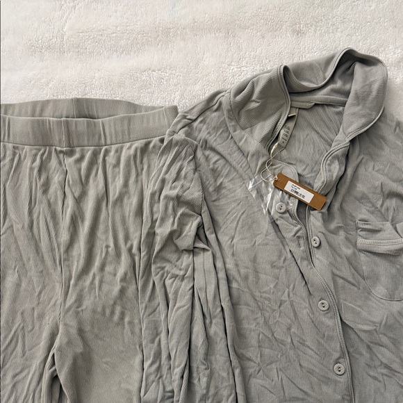 Skims Soft Lounge Sleep Set Women's Sage Green Pajama Set - Picture 3 of 6